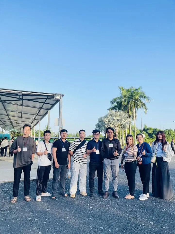 Nhóm học viên và giáo viên giơ like tại sân thi lái xe
