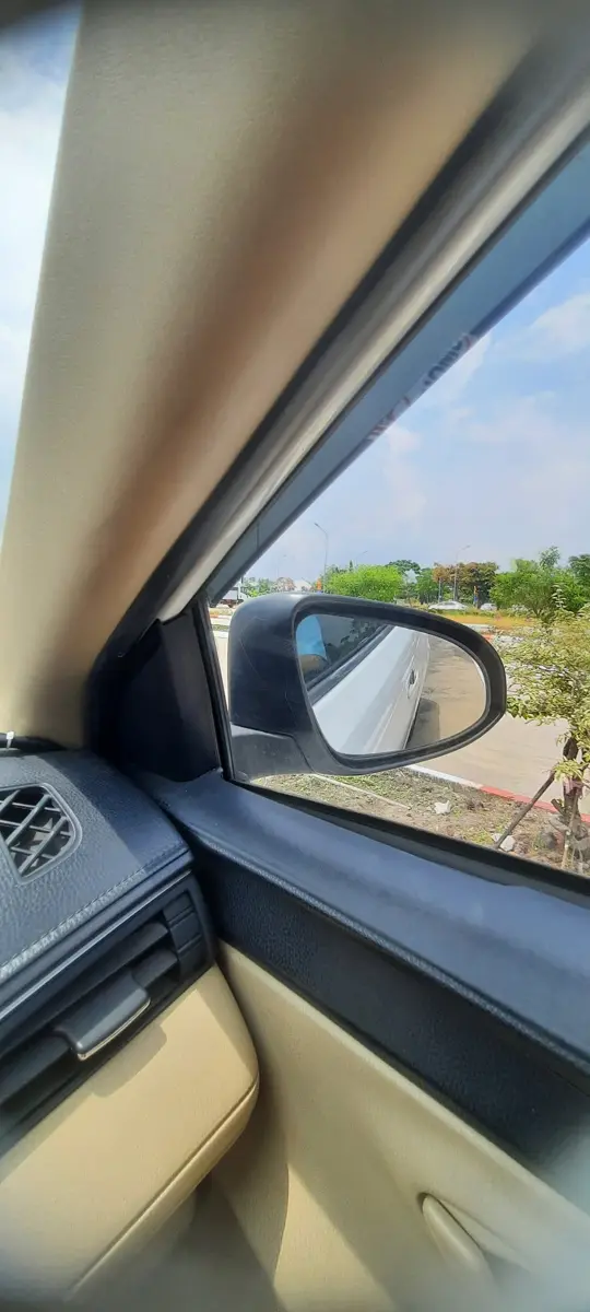 Góc nhìn từ trong xe tập ra sân với vạch đỏ trắng