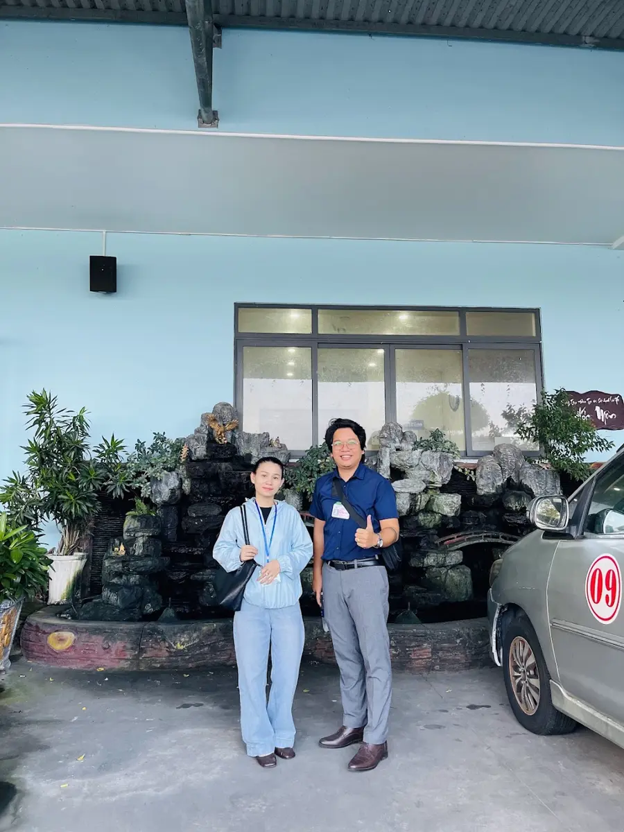 Thầy và học viên trước sảnh trung tâm sát hạch